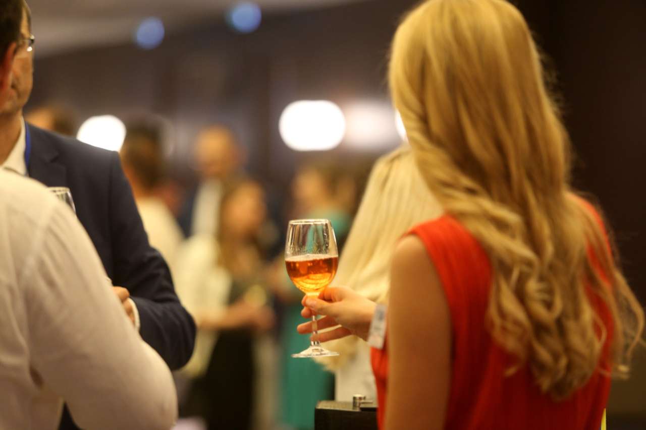 Comment organiser un afterwork d'entreprise qui crée du lien ? — Zeevents Productions